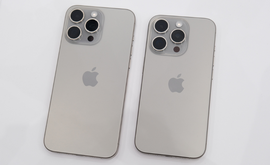 Ảnh bộ đôi iPhone 15 Pro và 15 Pro Max vỏ titanium