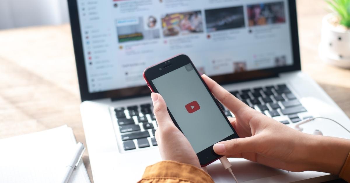 Nghe nhạc Youtube tắt màn hình: Nghe nhạc trên YouTube nhưng không muốn bị phân tâm bởi các hình ảnh trên màn hình? Hãy xem video này để biết cách nghe nhạc ở chế độ tắt màn hình trên điện thoại của bạn. Tận hưởng âm nhạc và lơ đễnh với video này.