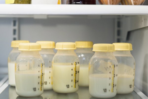 Cách bảo quản sữa mẹ trong tủ lạnh không làm mất chất dinh dưỡng