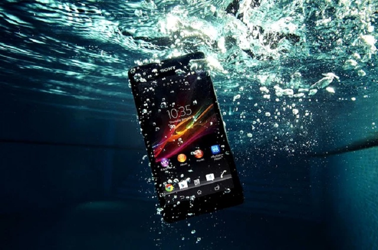Cách xử lý điện thoại khi bị rơi xuống nước