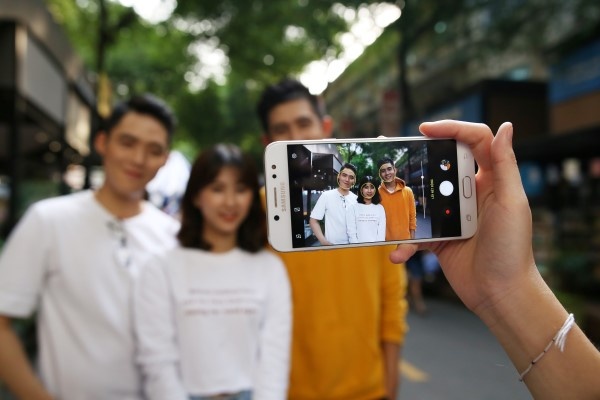 Đánh giá camera Galaxy J7+: Tốt từ sau ra trước