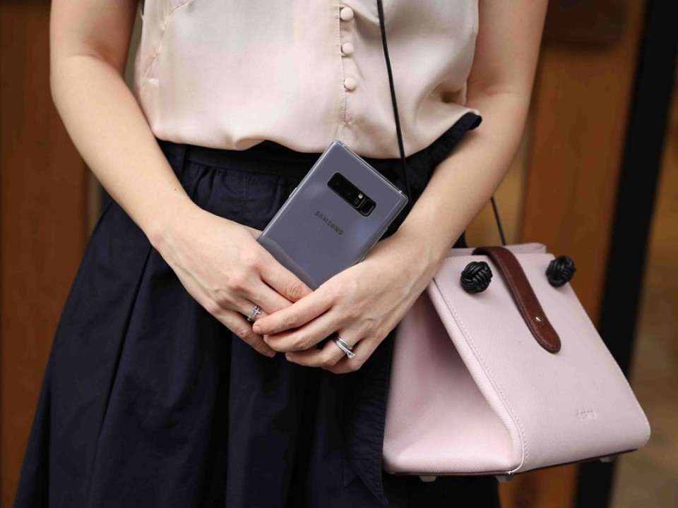 Galaxy Note 8 tím khói: Đẹp như phụ kiện thời trang