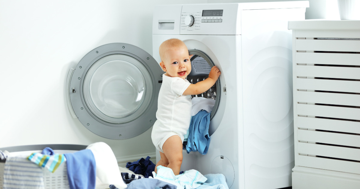 Giắt túi mẹo giặt quần áo cho trẻ sơ sinh đúng cách
