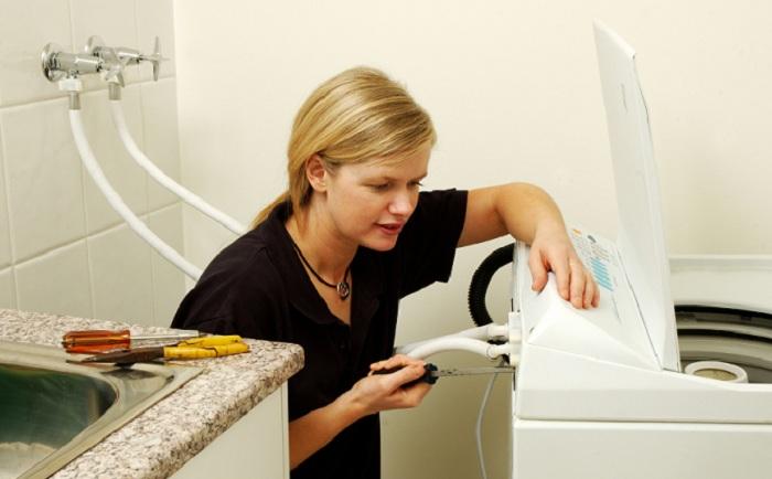 Làm gì khi máy giặt phát ra tiếng ồn và rung lắc?