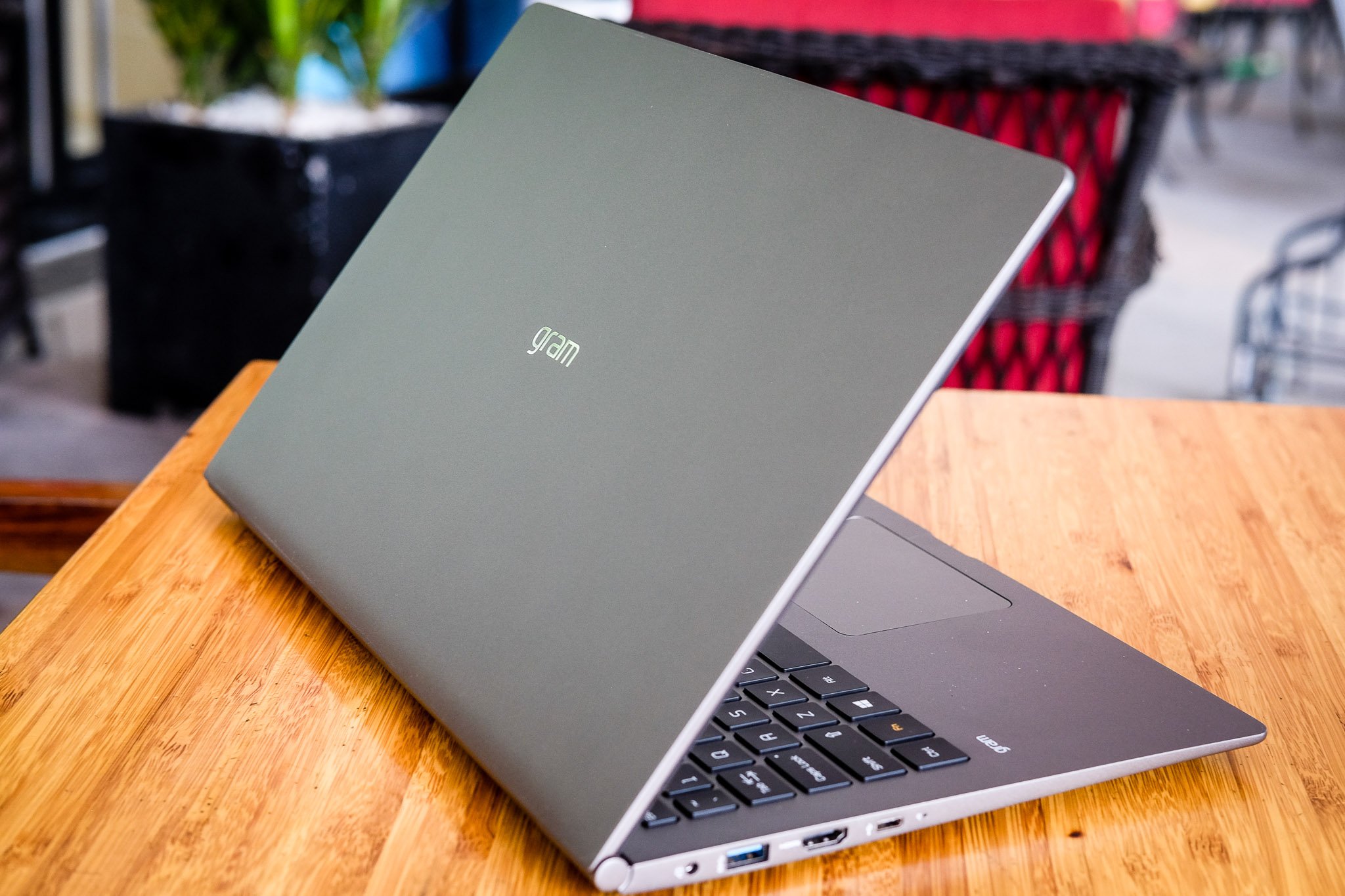 LG gram 2018 - laptop 15 inch siêu nhẹ, pin một ngày
