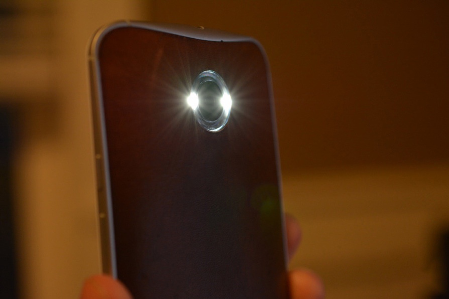 Mẹo lắc điện thoại để bật nhanh đèn pin hoặc máy ảnh trên Android
