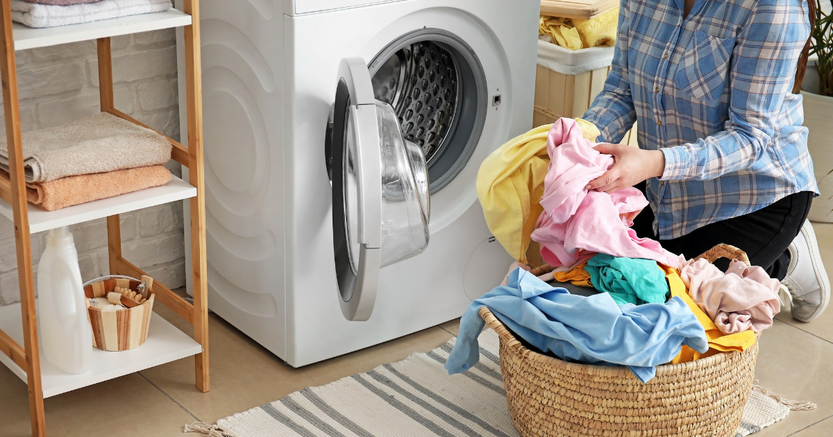 Mẹo giặt quần áo mới không bị phai màu bằng máy giặt