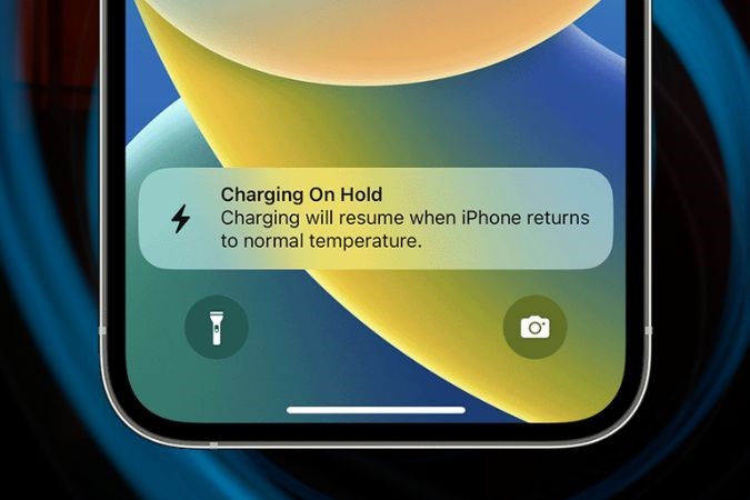 Nên làm gì khi iPhone hiện cảnh báo Charging on hold tự động ngắt sạc khi quá nhiệt?