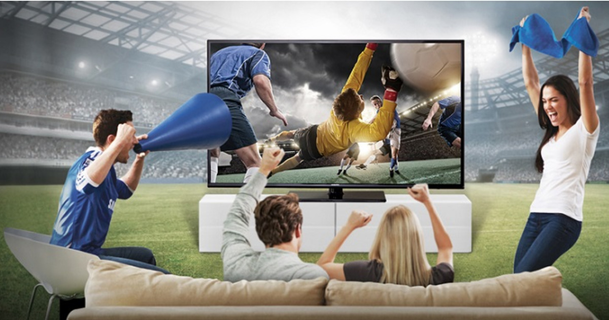 Nên mua tivi hay máy chiếu để xem bóng đá mùa World Cup?