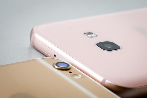 Smartphone Apple, Samsung đua giảm giá