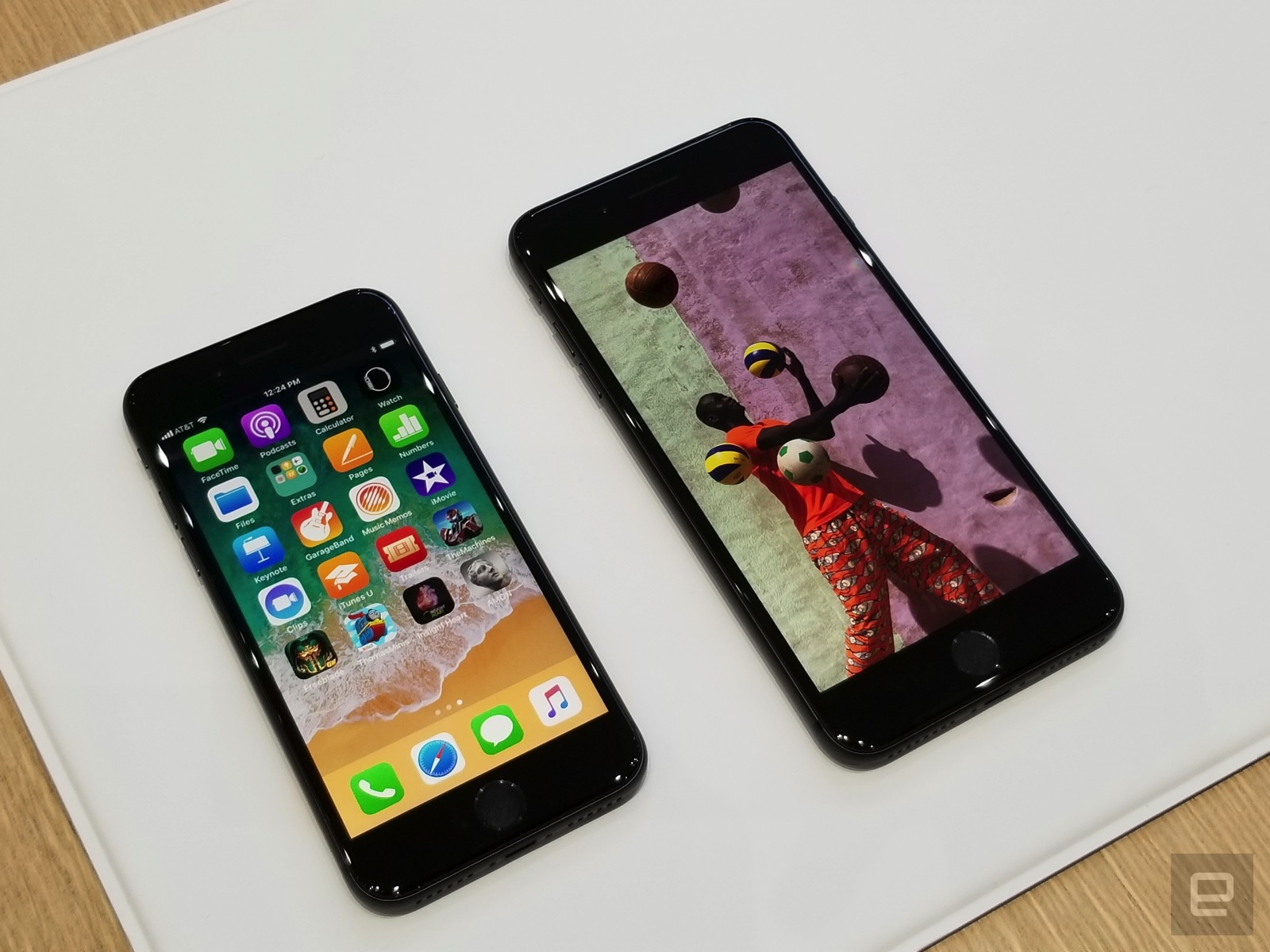 So sánh cấu hình iPhone 8, iPhone 8 Plus, iPhone X cùng các smartphone cao cấp khác