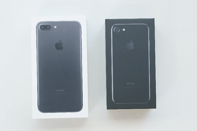 So sánh iPhone 7 Jet Black và Black để tìm ra sự khác biệt. Màu sắc Jet Black sẽ tăng thêm sự sang trọng và đẳng cấp cho chiếc iPhone 7 của bạn. Tuy nhiên, Black sẽ mang lại phong cách trang nhã và đơn giản hơn. Khám phá hình ảnh để tìm hiểu thêm về các tính năng khác nhau của hai phiên bản này.