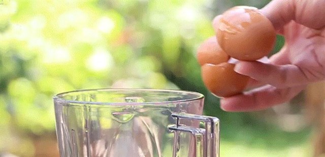 Tận dụng vỏ trứng để làm sạch phần khó nhất của máy xay sinh tố hiệu quả vô cùng