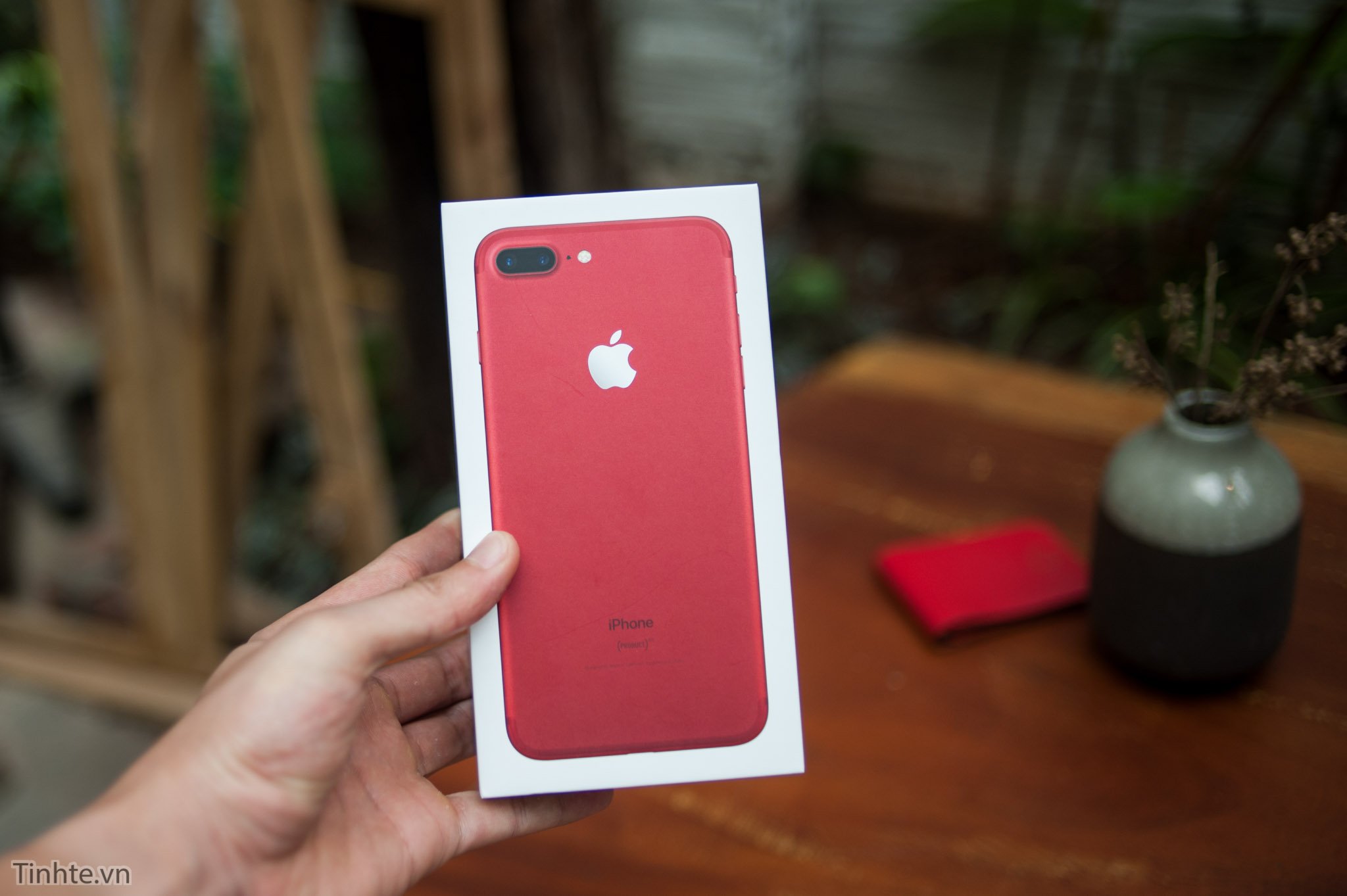 Trên tay iPhone 7 Plus RED: đỏ nhung đẹp và lạ, nhám như matte black