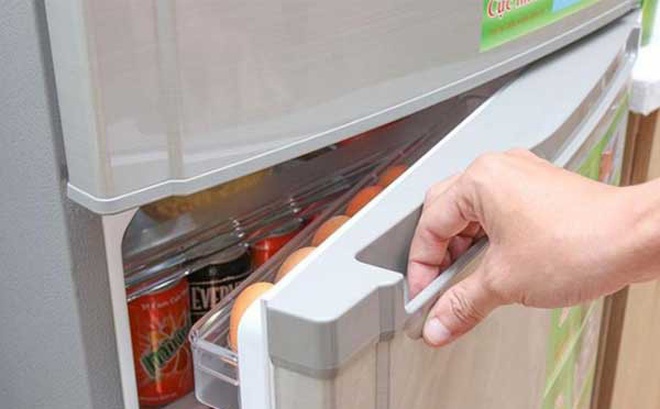 Vì sao cánh cửa tủ lạnh bị hở và cách khắc phục
