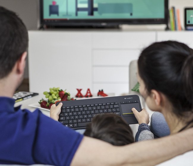 Bàn phím không dây kết hợp chuột cảm ứng Logitech K400 PLUS