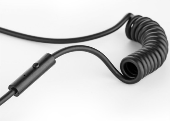 Cáp AUX lò xo Ugreen UG-20704 dài 1m có hỗ trợ Mic (Đen/Trắng)