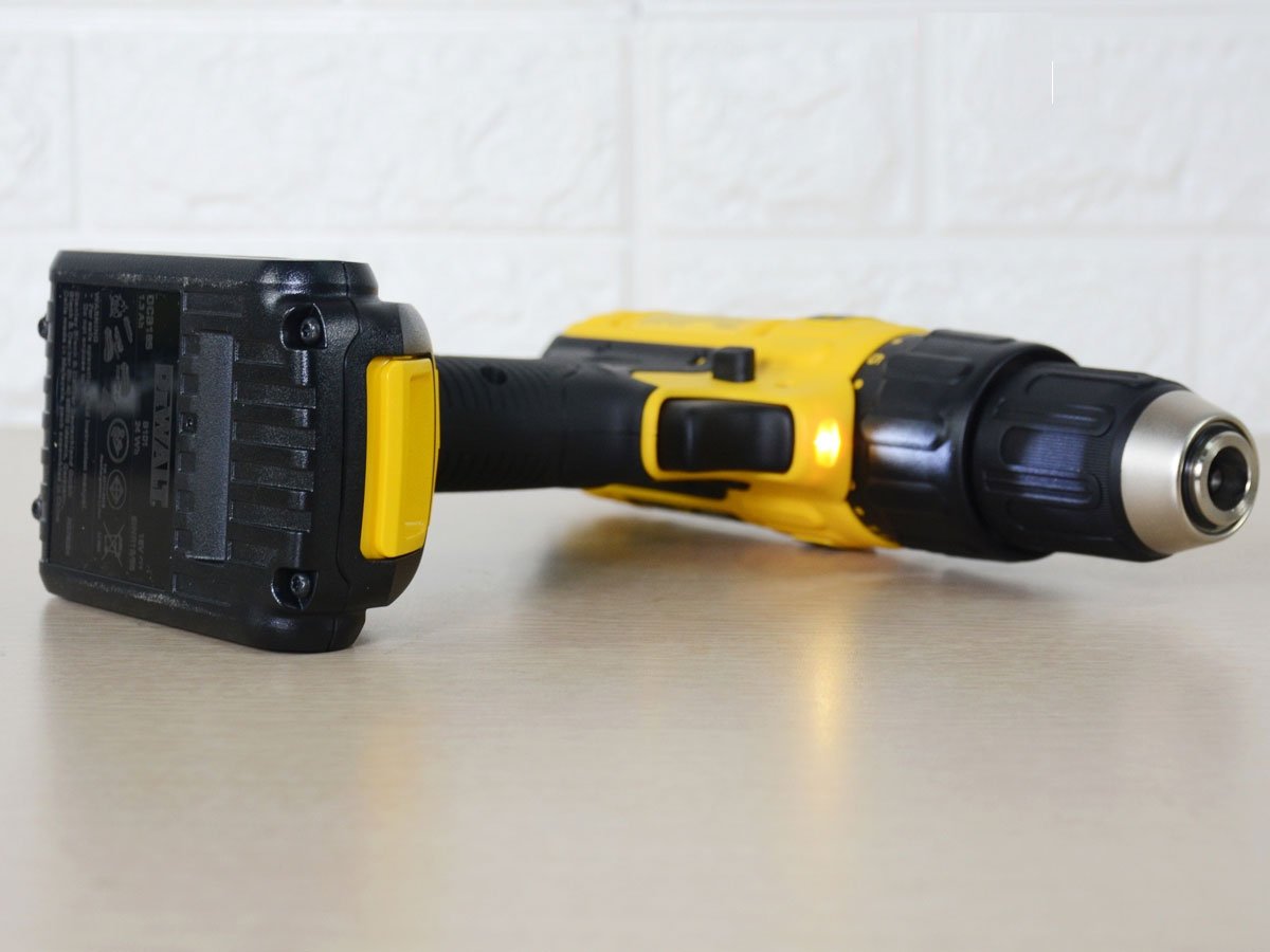Máy khoan vặn vít động lực pin Dewalt DCD776C2