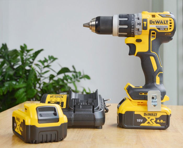 Máy khoan vặn vít động lực pin Dewalt DCD796M2-B1