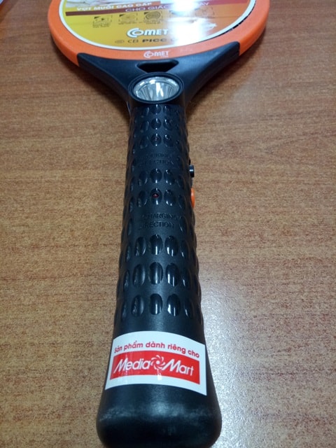 Vợt bắt muỗi Comet CP041