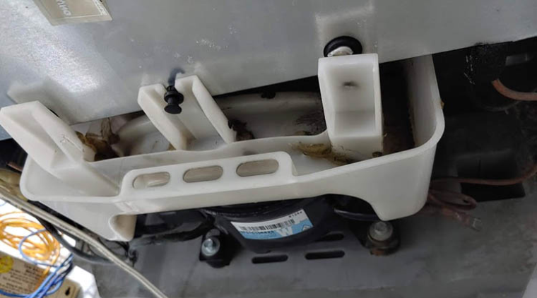 Nước ở khay sau tủ lạnh được chảy ra từ đâu?