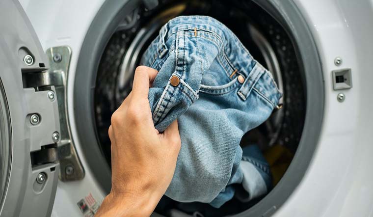 Hướng dẫn cách giặt quần jean bằng máy giặt