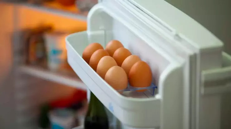 Đặt sữa và trứng ở cánh tủ