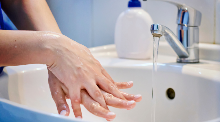 Nên rửa tay trước khi sơ chế thực phẩm