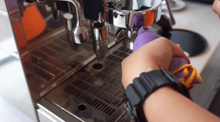 Kiểm tra và bảo dưỡng máy pha cà phê định kỳ