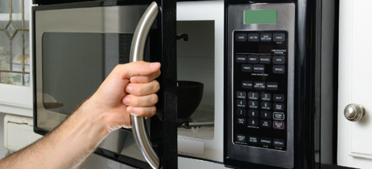 Khi lò vi sóng đang hoạt động, không được mở nắp lò