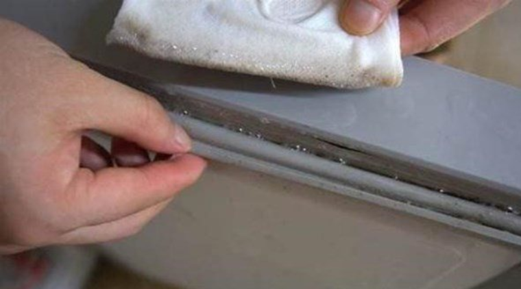 Làm sạch bong gioăng tủ lạnh bằng mẹo cực đơn giản, vừa nhàn vừa dễ đánh tan vi khuẩn