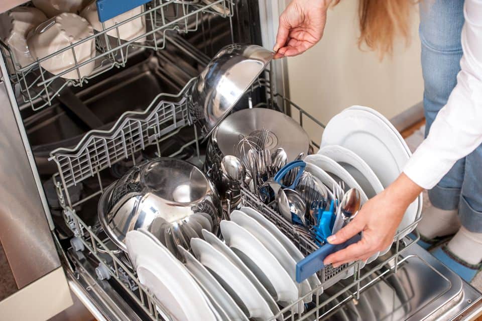 Sắp xếp bát đĩa vào máy rửa bát