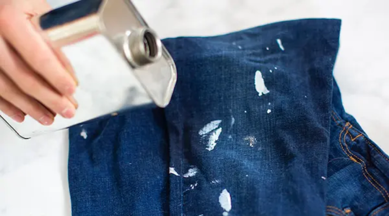 Cách tẩy sơn trên quần áo bằng dầu hỏa