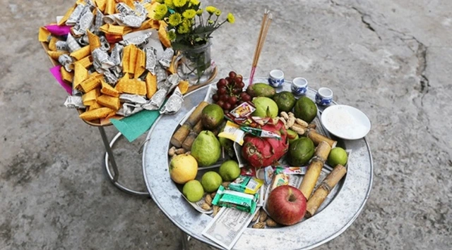 Mâm cúng cô hồn đơn giản với cháo, xôi, bánh kẹo đặt ngoài sân vào chiều tối Rằm tháng 7