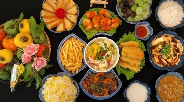 Mâm cơm cúng gia tiên đầy đặn, chu đáo trong ngày Rằm tháng 7
