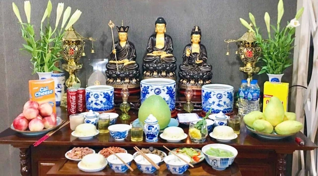 Mâm cúng Phật thanh tịnh với hoa quả tươi, bánh chay cho lễ cúng Rằm tháng 7