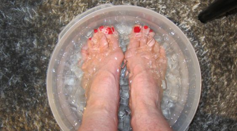 Ngâm chân vào nước lạnh