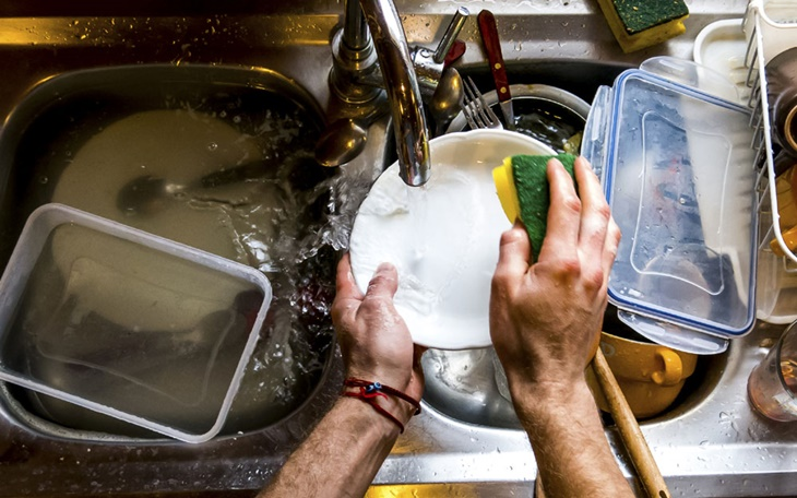 Lợi ích của việc rửa bát bằng nước nóng là gì?