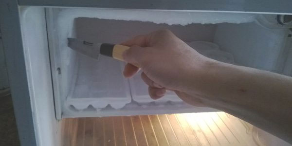 Nguyên nhân ngăn đá tủ lạnh bị thủng
