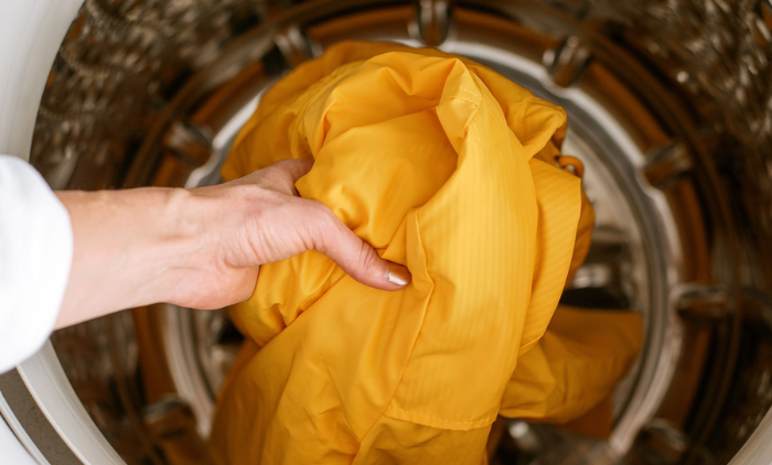 Hướng dẫn cách giặt áo mưa bằng máy giặt siêu sạch