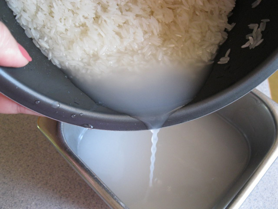 Không vo gạo trong nồi hoặc xới cơm bằng vật sắc nhọn