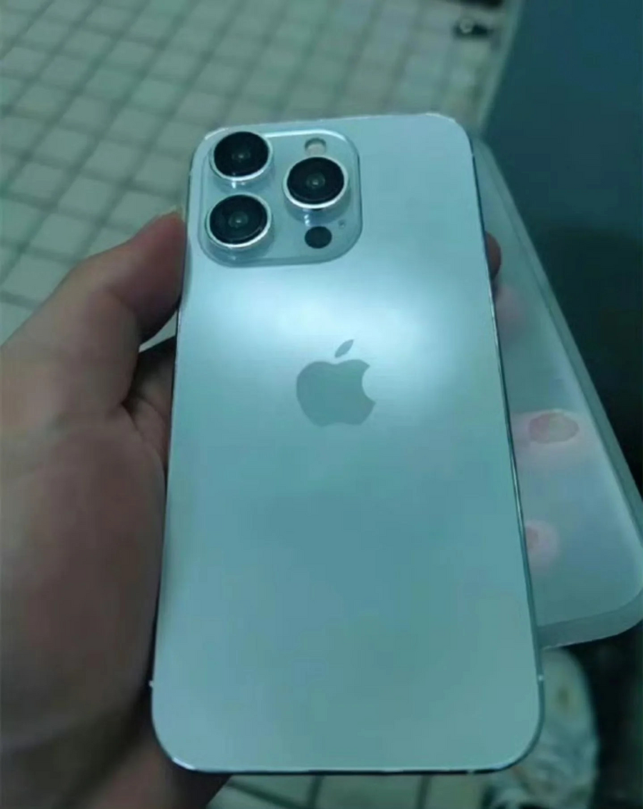Mô hình cho thấy thiết kế hoàn chỉnh của iPhone 15 Pro, có thay đổi nổi bật so với iPhone 14