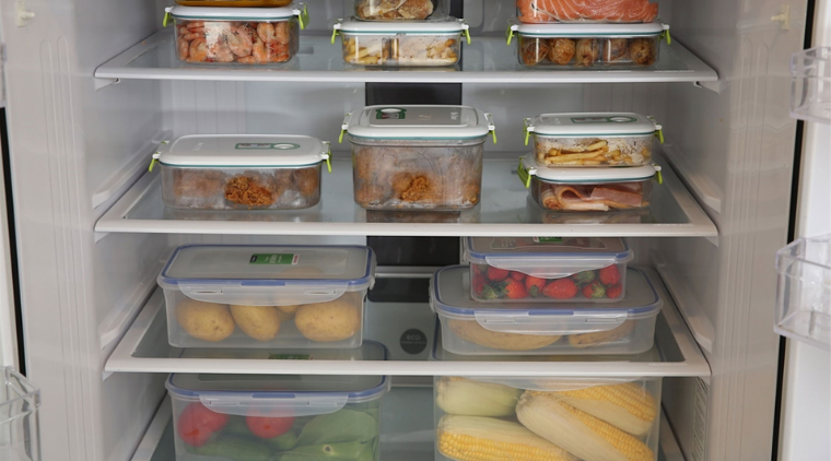 Nên dùng hộp nhựa hay hộp thủy tinh để đựng thức ăn trong tủ lạnh