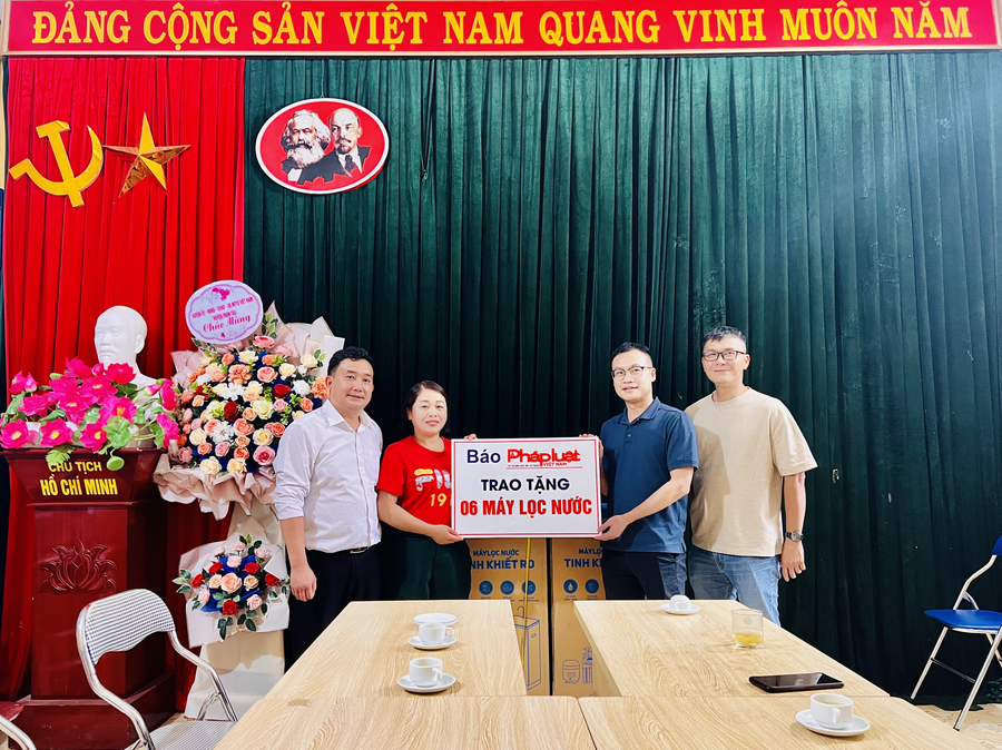 Báo PLVN trao tặng máy lọc nước cho 2 trường tại huyện vùng cao Trạm Tấu
