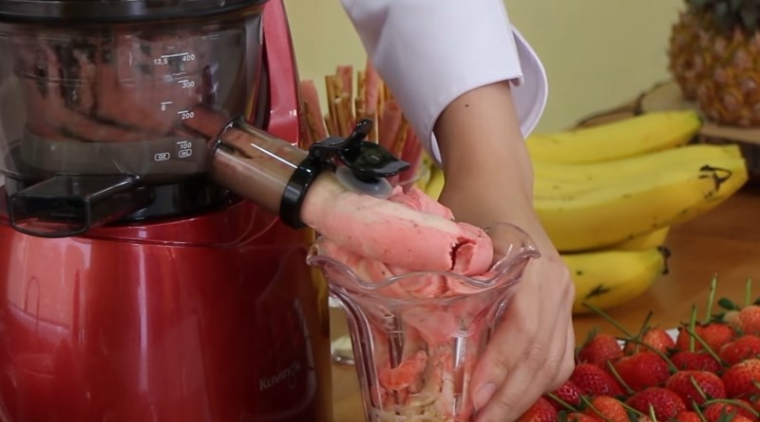Cách làm kem bằng máy ép chậm – Kem chuối dâu tây