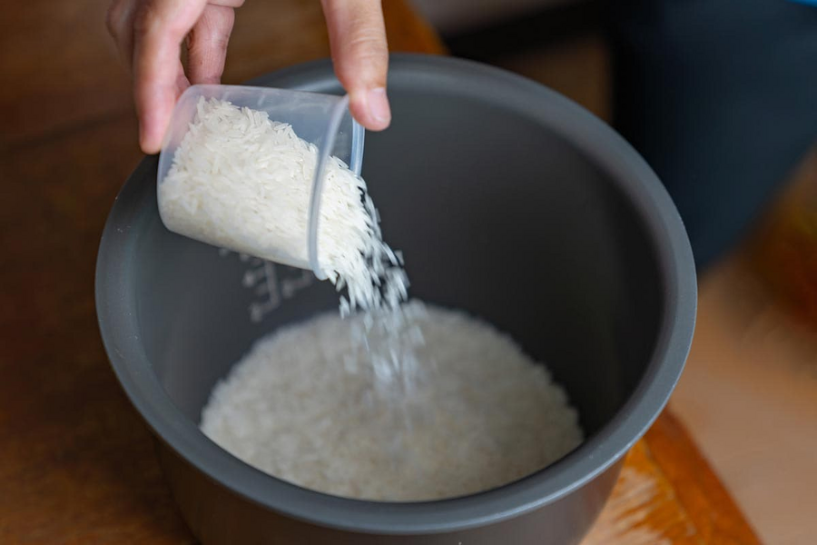 Hướng dẫn cách dùng hiệu quả cốc đong gạo trong nồi cơm điện