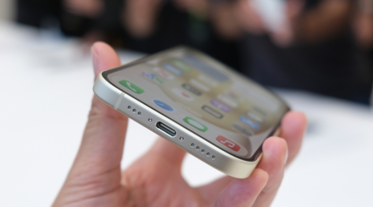 iPhone 15 có thể sạc ngược cho thiết bị khác