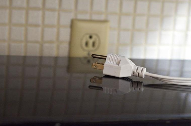 Không rút nguồn điện khi vệ sinh lò vi sóng