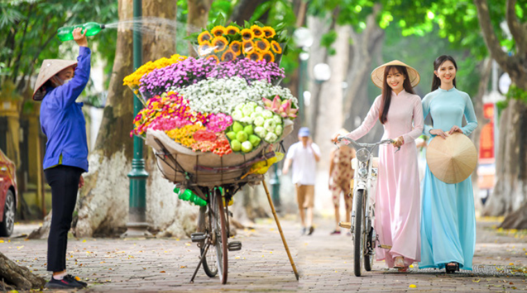 Trào lưu mùa thu Hà Nội chụp ảnh xe hoa