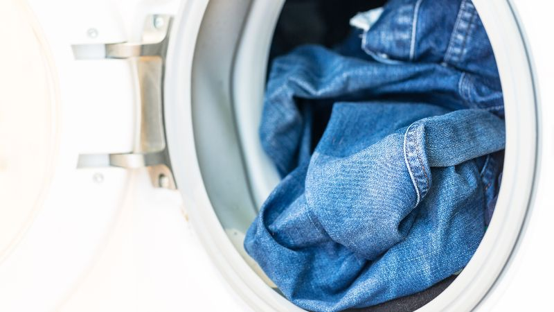 Hướng dẫn cách sấy khô đồ jeans bằng máy sấy quần áo gọn, nhanh